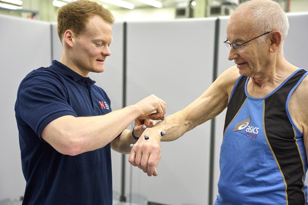 2025_08_04_-_IBMS_03_Marker_kleben_bei_älterem_Probanden